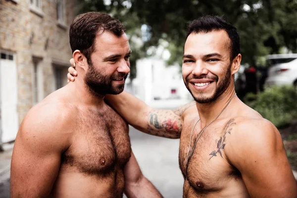 Портрет щасливої гей-пара на відкритому повітрі у міському фоні — стокове фото