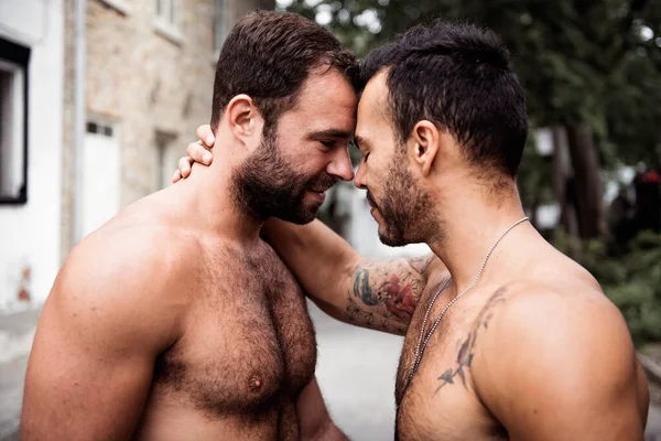 都会の中で幸せなゲイカップルの屋外の肖像 — ストック写真