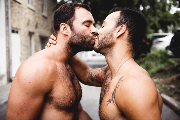 Portrét šťastného homosexuálního páru venku v městském prostředí — Stock fotografie
