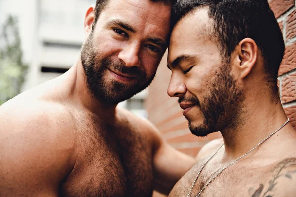 Portrait d'un couple gay heureux en plein air en milieu urbain — Photo