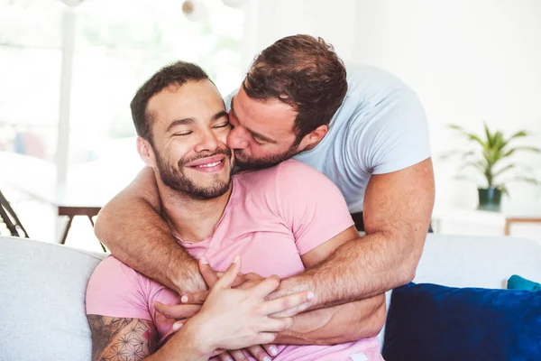 Porträtt av ett gulligt manligt homosexuellt par hemma — Stockfoto