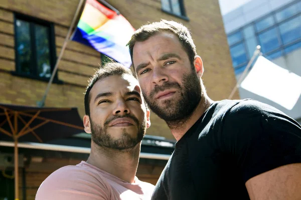 Portrait d'un couple gay heureux en plein air en milieu urbain — Photo