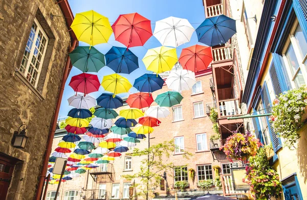 魁北克省小尚普兰街的大量雨伞 — 图库照片