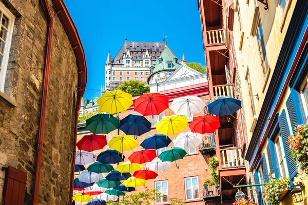 Spousta deštníků v ulici Petit Champlain Quebec — Stock fotografie