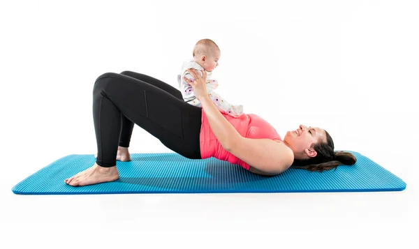 La maternidad deportiva y el estilo de vida activo del entrenamiento de la madre joven junto con su bebé — Foto de Stock