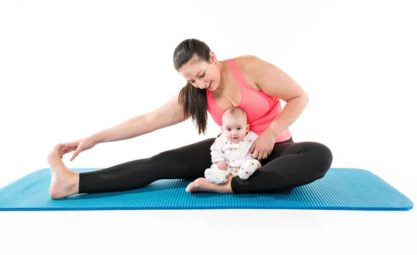 Sport moederschap en actieve levensstijl van jonge moeder workout samen met haar baby — Stockfoto