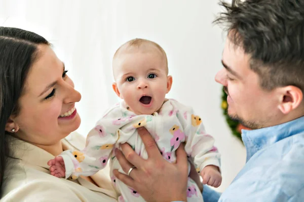 Een jonge moeder en vader met pasgeboren geeuw — Stockfoto