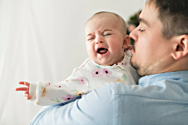 Zachte vader troost huilende baby thuis — Stockfoto