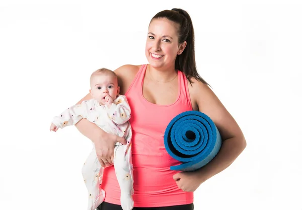 La maternidad deportiva y el estilo de vida activo del entrenamiento de la madre joven junto con su bebé — Foto de Stock