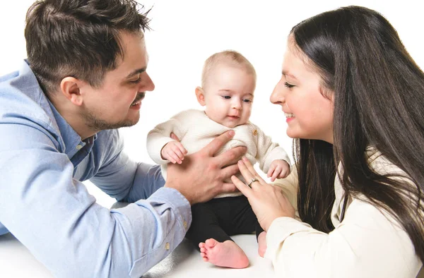 Een jonge moeder en vader met pasgeborene — Stockfoto