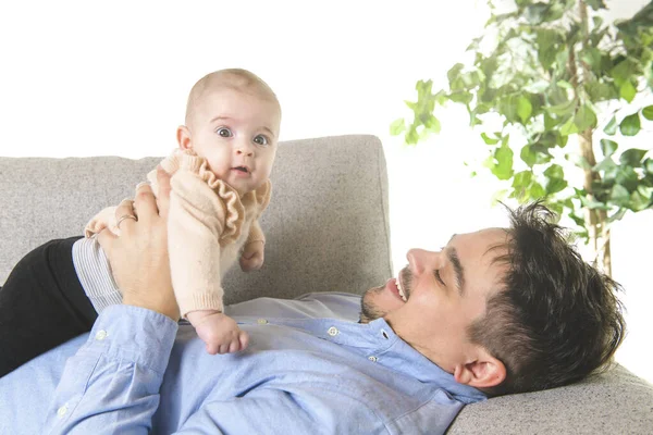 Um bom pai com a menina no sofá — Fotografia de Stock