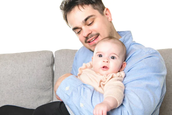 Een leuke vader met baby meisje op de bank — Stockfoto