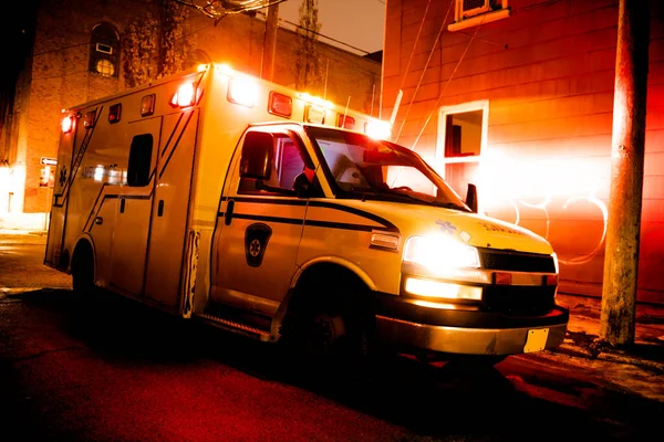 Een ambulance auto geparkeerd op de zijstraat 's nachts — Stockfoto