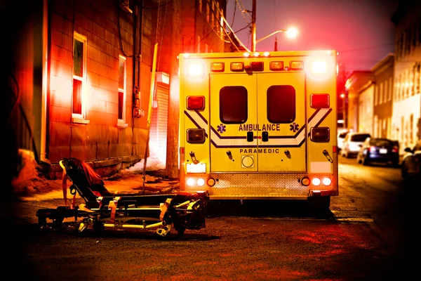 Une ambulance garée dans la rue latérale la nuit — Photo