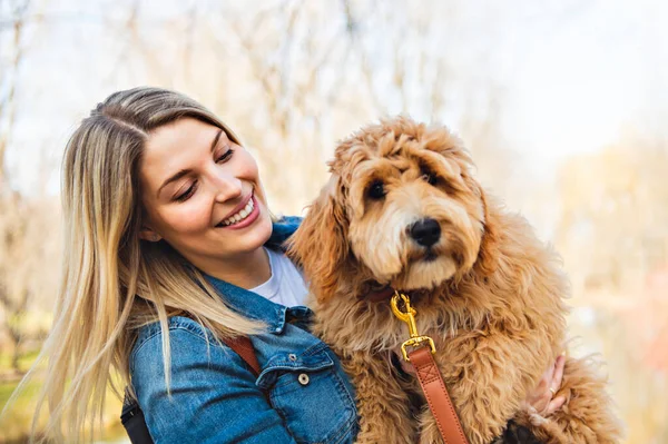 Happy Labradoodle Pes a žena venku v parku — Stock fotografie