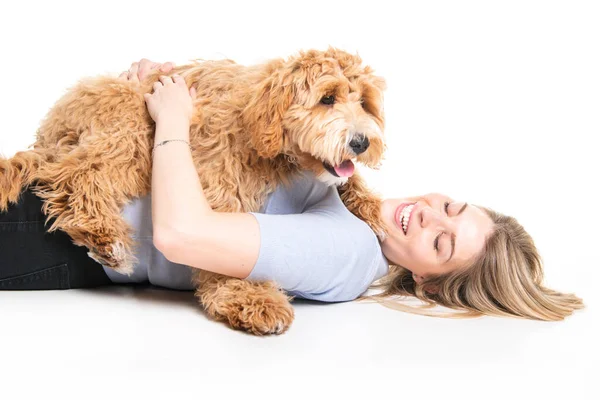 Donna con il suo cane Golden Labradoodle isolato su sfondo bianco — Foto Stock