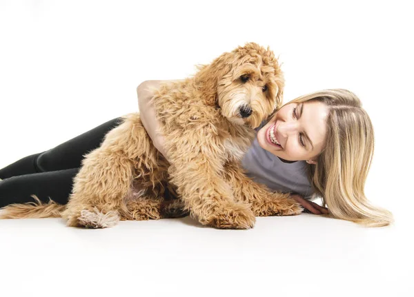 Frau mit seinem Golden Labradoodle Hund isoliert auf weißem Hintergrund — Stockfoto