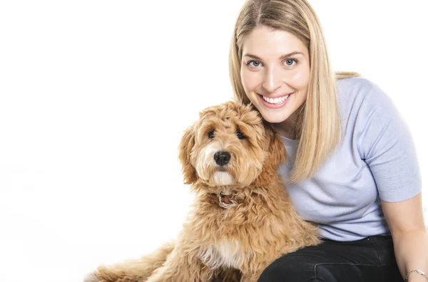 Frau mit seinem Golden Labradoodle Hund isoliert auf weißem Hintergrund — Stockfoto