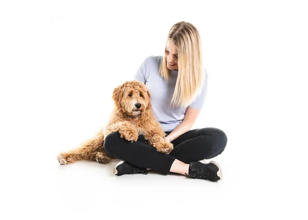 Женщина с его золотой лабрадудл-собакой на белом фоне — стоковое фото