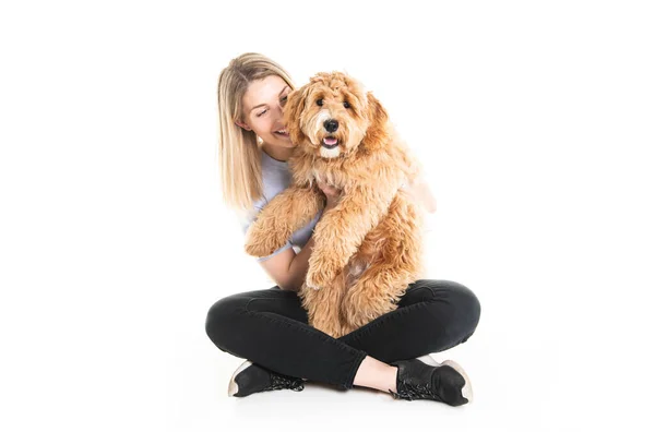 Vrouw met zijn gouden Labradoodle hond geïsoleerd op witte achtergrond — Stockfoto