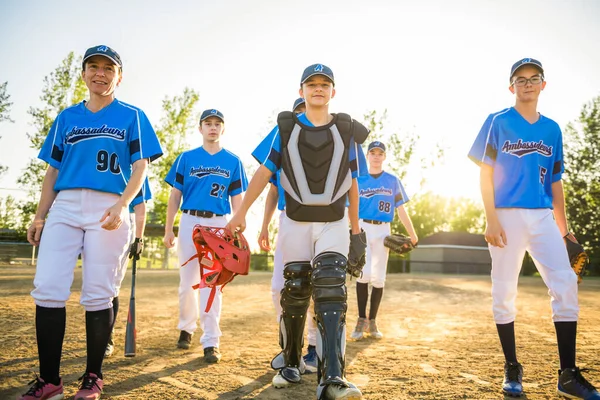 Grupp av basebollspelare står tillsammans på lekplatsen — Stockfoto