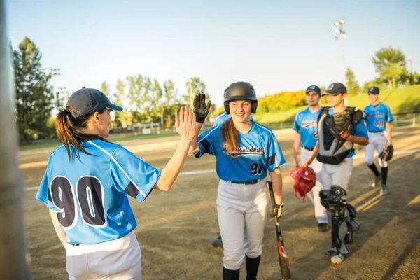 Grupo de jogadores de beisebol de pé juntos no playground com o treinador — Fotografia de Stock