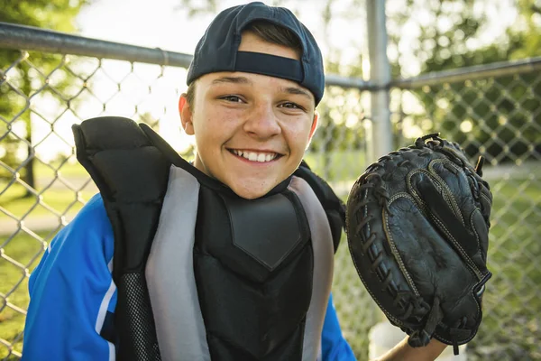 A children baseball catcher players standing on the playground — Stock Photo, Image