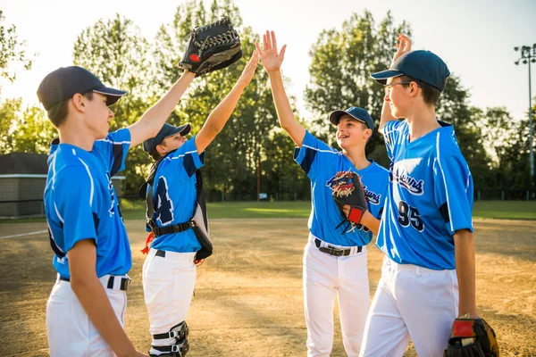 Grupp av basebollspelare står tillsammans på lekplatsen — Stockfoto