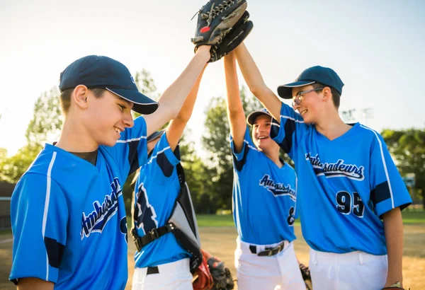 Group of baseball players standing together on the playground — Stock Photo, Image