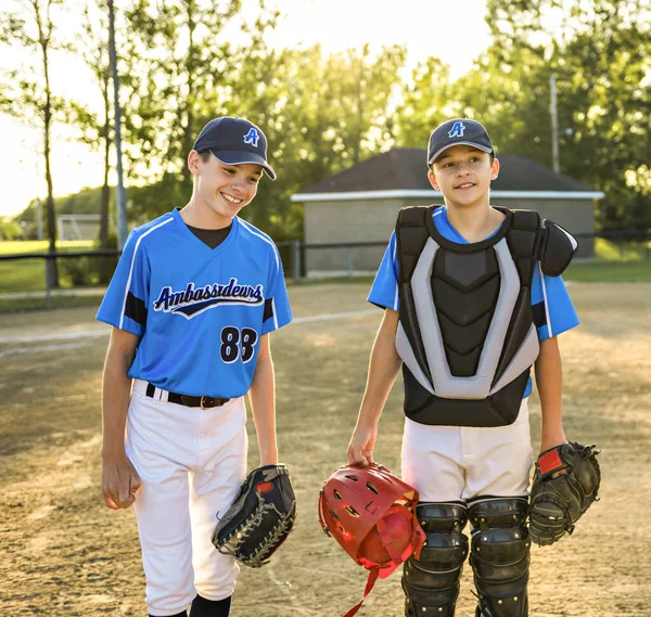 Baseball játékosok csoportja áll össze a játszótéren — Stock Fotó