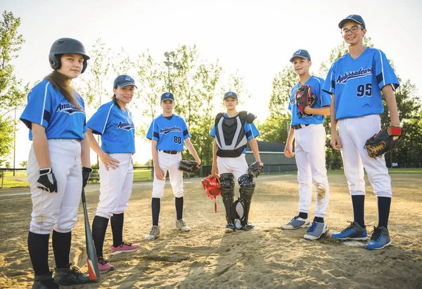 Group of baseball players standing together on the playground — Stock Photo, Image