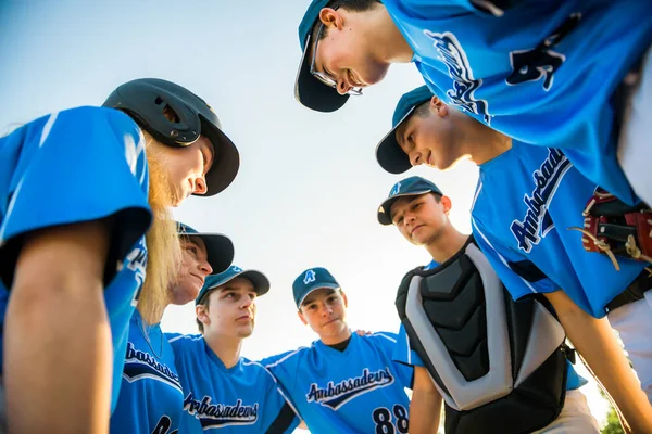 Baseball játékosok csoportja áll össze a játszótéren — Stock Fotó