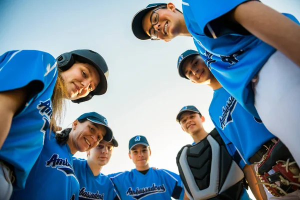 Grupo de jugadores de béisbol de pie juntos en el patio —  Fotos de Stock