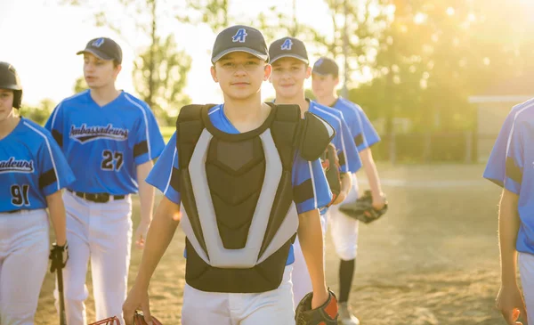 Grupp av basebollspelare står tillsammans på lekplatsen — Stockfoto