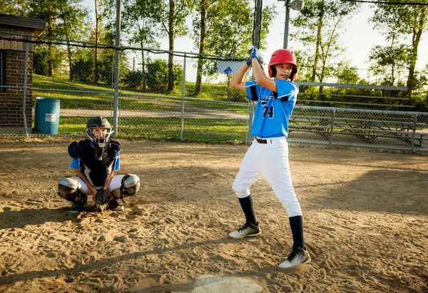 Egy csapat baseball játékos játszik együtt a játszótéren. — Stock Fotó