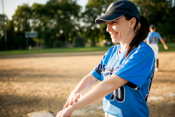 Buen entrenador Coaching su equipo en el patio de recreo — Foto de Stock