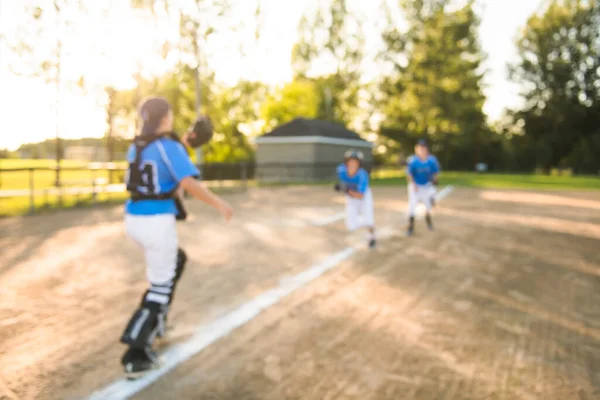 Suddig grupp av basebollspelare spelar tillsammans på lekplatsen — Stockfoto