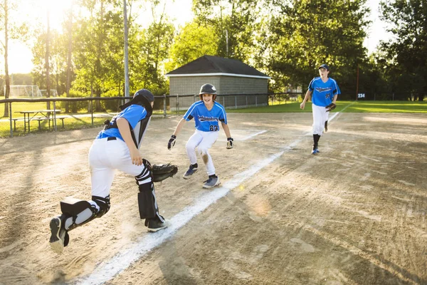 Группа бейсболистов играет вместе на детской площадке — стоковое фото
