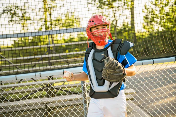 Um jogador caçador de beisebol de crianças em pé no parque infantil — Fotografia de Stock