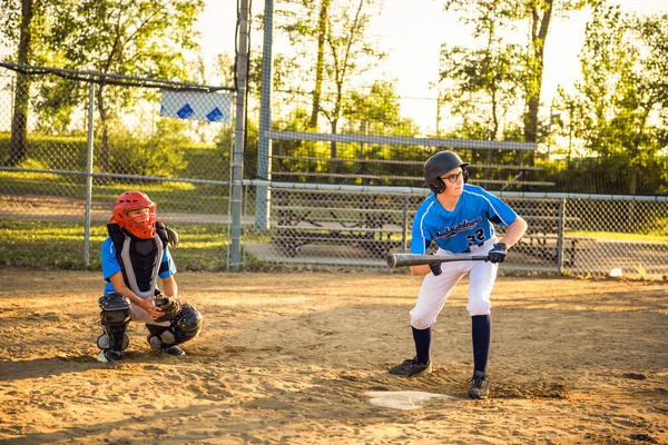 Groupe de joueurs de baseball debout ensemble sur le terrain de jeu — Photo