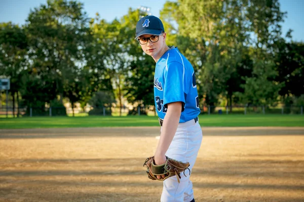 A children baseball players standing on the playground — Stock Photo, Image