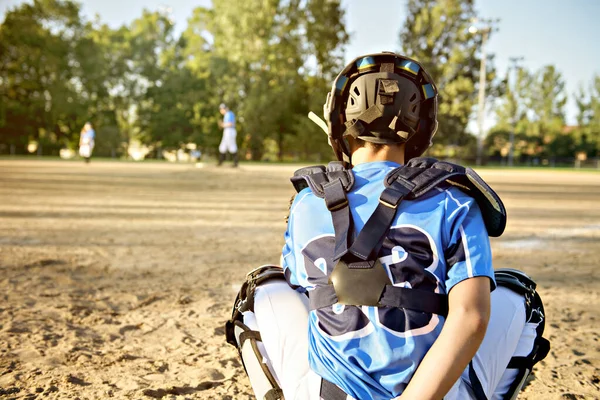 Ein Kinder-Baseball-Catcher von hinten auf dem Spielplatz — Stockfoto