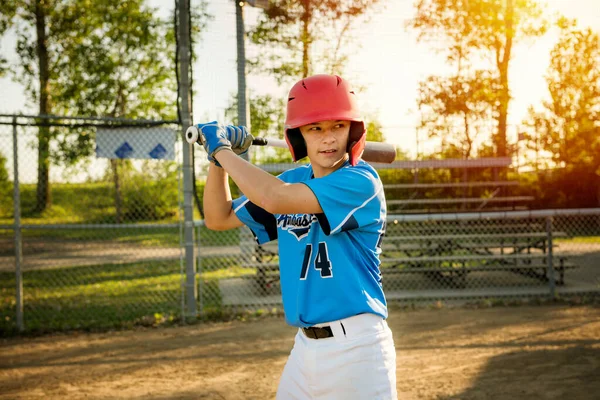 Uma criança jogadores de beisebol com morcego no playground — Fotografia de Stock