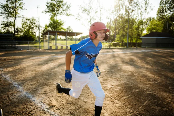 En basebollspelare står på lekplatsen — Stockfoto