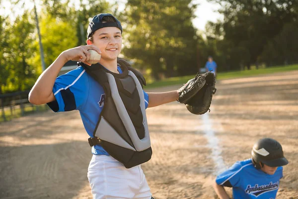 Ett barn baseball catcher spelare står på lekplatsen — Stockfoto