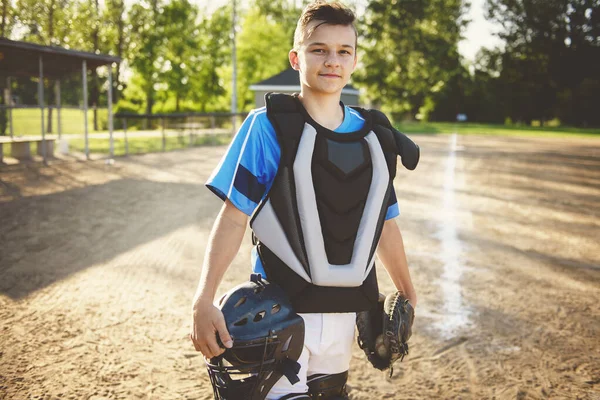 Ett barn baseball catcher spelare står på lekplatsen — Stockfoto