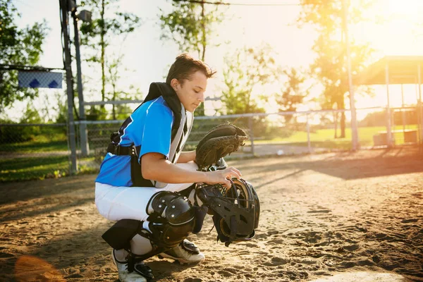 Ett barn baseball catcher spelare står på lekplatsen — Stockfoto