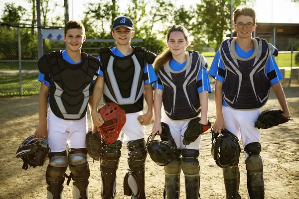 Grupp av baseball spelare catcher står tillsammans på lekplatsen — Stockfoto