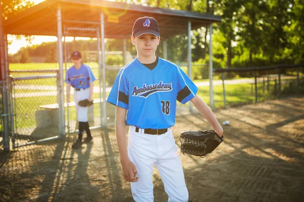 Grupp av basebollspelare står tillsammans på lekplatsen — Stockfoto