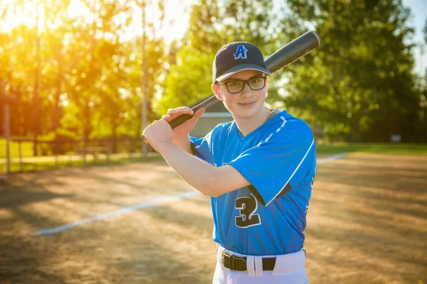 En basebollspelare står på lekplatsen — Stockfoto